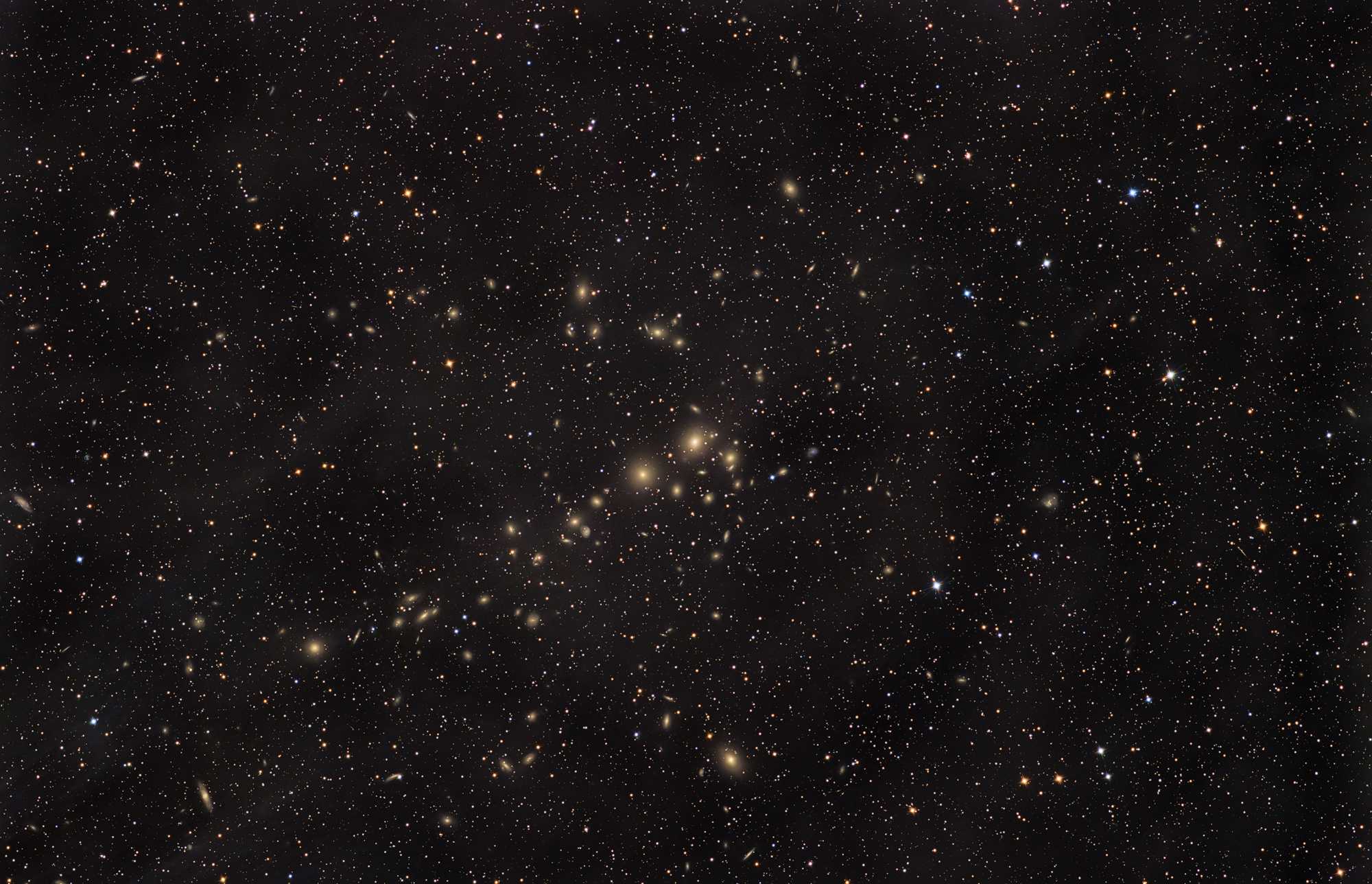 Der Perseus Galaxienhaufen oder auch Abell 426 ist Teil des Pisces-Perseus-Superhaufens, der sich über 15 Grad erstreckt und mehr als 1000 Galaxien enthält.